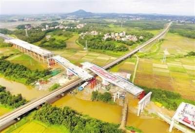 云湛高速茂湛鐵路跨線橋成功完成轉體